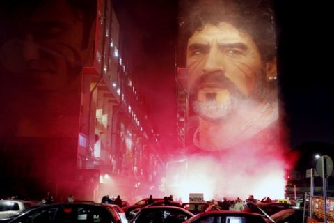 Κόσμος στους δρόμους της Νάπολι θρηνεί τον χαμό του Ντιέγκο Μαραντόνα
