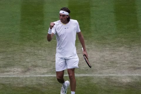 Ο Στέφανος Τσιτσιπάς σε αγώνα του στο Wimbledon | 2 Ιουλίου 2022