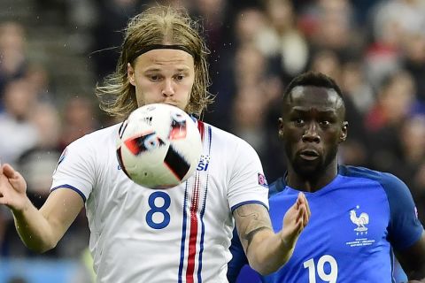Iceland's midfielder Birkir Bjarnason (L) vies for the ball against France's defender Bacary Sagna during the Euro 2016 quarter-final football match between France and Iceland at the Stade de France in Saint-Denis, near Paris, on July 3, 2016.. / AFP / TOBIAS SCHWARZ        (Photo credit should read TOBIAS SCHWARZ/AFP/Getty Images)