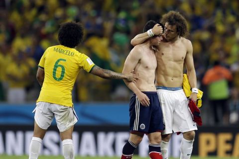 Ο Μαρσέλο παρηγορεί τον Χάμες Ροντρίγκες μαζί με τον Νταβίντ Λουίζ μετά από αναμέτρηση Βραζιλία - Κολομβία