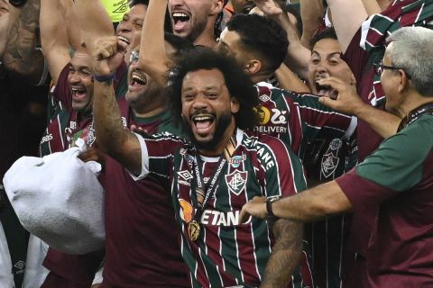 Ο Μαρσέλο πανηγυρίζει με τους συμπαίκτες του την κατάκτηση του Copa Libertadores 