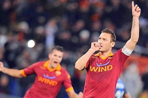 AS Roma's Francesco Totti celebrates after scoring the 1-0 during the Serie A soccer match between AS Roma and FC Inter at the Olimpico stadium in Rome, Italy, 20 January 2013.  ANSA/ETTORE FERRARI