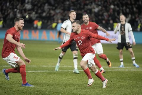 Ο Γιουσούφ Σάρι πανηγυρίζει το γκολ που σημείωσε κόντρα στη Γερμανία