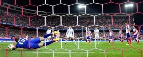 Atletico Madrid's Slovenian goalkeeper Jan Oblak (L) stops a ball during the UEFA Champions League quarter final first leg football match Atletico de Madrid vs Real Madrid CF at the Vicente Calderon stadium in Madrid on April 14, 2015.      AFP PHOTO / GERARD JULIEN        (Photo credit should read GERARD JULIEN/AFP/Getty Images)