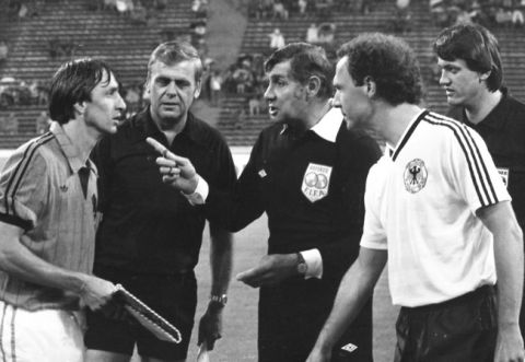 Με τον Γιόχαν Κρόιφ το 1984 σε αναμνηστικό ματς του τελικού του 1974, ανάμεσα σε Γερμανία και Ολλανδία. Ήταν αντίπαλοι, έγιναν στενοί φίλοι