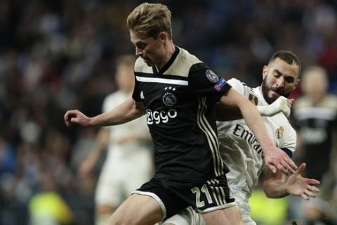 Ajax's Frenkie de Jong fights for the ball against Real forward Karim Benzema during the Champions League soccer match between Real Madrid and Ajax at the Santiago Bernabeu stadium in Madrid, Spain, Tuesday, March 5, 2019. (AP Photo/Manu Fernandez)