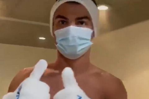 Ο Ρονάλντο μπήκε για παγοθεραπεία φορώντας μάσκα και γάντια