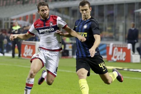 Inter Milan's Ivan Perisic, right, challenges for the ball with Crotone's Marcus Christer Rohden during the Serie A soccer match between Inter Milan and Crotone at the San Siro stadium in Milan, Italy, Sunday, Nov. 6, 2016. (AP Photo/Antonio Calanni)