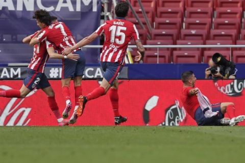 Atletico Madrid's Luis Suarez, right, celebrates after scoring his side's second goal during the Spanish La Liga soccer match between Atletico Madrid and Osasuna at the Wanda Metropolitano stadium in Madrid, Spain, Sunday, May 16, 2021. (AP Photo/Manu Fernandez)