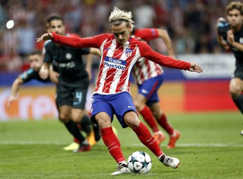 Atletico's Antoine Griezmann scores the penalty opening goal during a Champions League group C soccer match between Atletico Madrid and Chelsea at the Wanda Metropolitano stadium in Madrid, Spain, Wednesday, Sept. 27, 2017. (AP Photo/Francisco Seco)