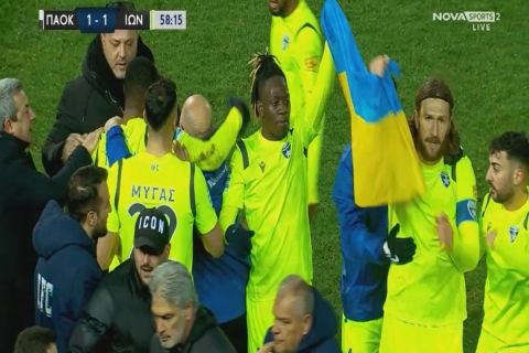 Οι παίκτες του Ιωνικού ύψωσαν τη σημαία της Ουκρανίας μετά το γκολ κόντρα στον ΠΑΟΚ