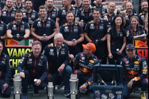 Η πανηγυρική φωτογραφία των ανθρώπων της Red Bull 