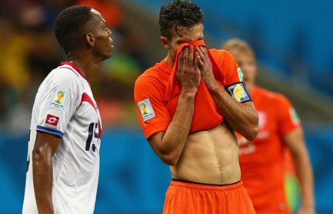 SALVADOR, BRAZIL - JULY 05: Robin van Persie of the Netherlands reacts as Junior Diaz of Costa Rica looks on during the 2014 FIFA World Cup Brazil Quarter Final match between the Netherlands and Costa Rica at Arena Fonte Nova on July 5, 2014 in Salvador, Brazil.  (Photo by Michael Steele/Getty Images)