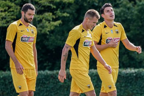 Οι παίκτες της ΑΕΚ πανηγυρίζουν το γκολ του Νεντελτσιάρου κόντρα στην Αντβέρπ