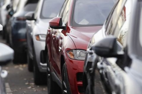 Αυτοκίνητο: Άνοδος στις πωλήσεις - ραγδαία αύξηση στα SUV και στη βενζίνη