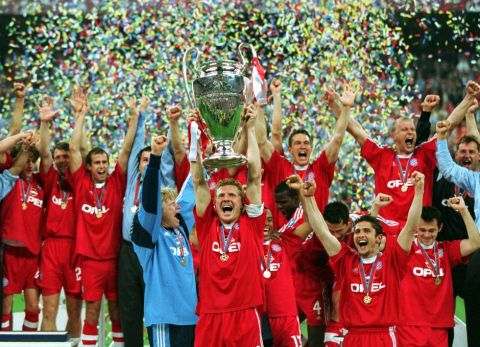 Stefan EFFENBERG mit Pokal,  daneben Oliver KAHN
Bayern Mnchen Champions League Sieger 2001
Champions League Finale 2001 
