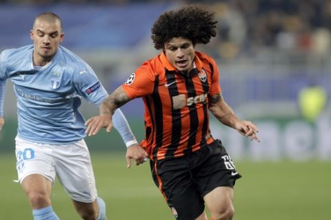 Shakhtar's Marcio Azevedo, right, outruns Malmo's Vladimir Rodic during the Champions League Group A soccer match between FC Shakhtar and Malmo at Arena Lviv stadium in Lviv, western Ukraine, Tuesday, Nov. 3, 2015. (AP Photo/Efrem Lukatsky)