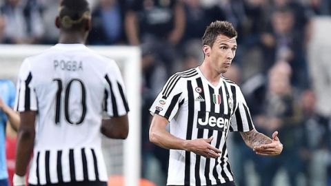 Juventus' forward Mario Mandzukic celebrates with his teammates after scoring the first goal during the Italian Serie A soccer match between Juventus Fc and SS Lazio during the Italian Soccer at Juventus Stadium in Turin, 20 April. ANSA/ ALESSANDRO DI MARCO 
