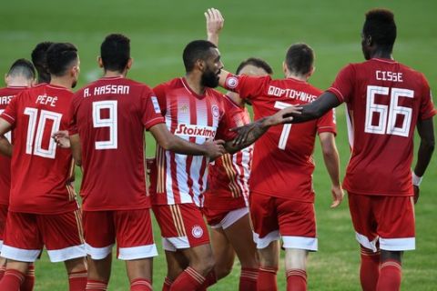 Οι παίκτες του Ολυμπιακού πανηγυρίζουν το γκολ του Μασούρα στο εκτός έδρας παιχνίδι με τον ΟΦΗ για τη Super League