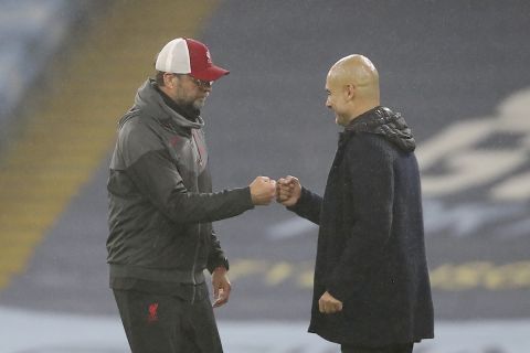 Γιούργκεν Κλοπ και Πεπ Γκιουαρδιόλα χαιρετούν ο ένας τον άλλον στο πλαίσιο αγώνα της Λίβερπουλ με την Μάντσεστερ Σίτι για την Premier League | 8 Νοεμβρίου 2020