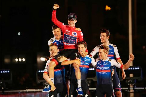 Ο Ρέμκο Έβενπουλ και οι συναθλητές του στην Quickstep πανηγυρίζουν την κατάκτηση της περσινής Vuelta (11/9/2022). 