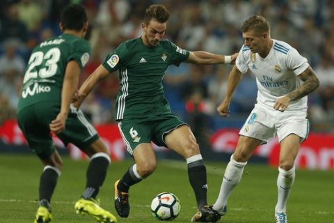 Real Madrid's Toni Kroos, right, vies for the ball with Betis' Fabian Ruiz, centre, and Aissa Mandi during the Spanish La Liga soccer match between Real Madrid and Real Betis at the Santiago Bernabeu stadium in Madrid, Wednesday, Sept. 20, 2017. Betis won 1-0. (AP Photo/Francisco Seco)
