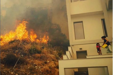 Φωτιά στη Βούλα: Το "πύρινο" ξέσπασμα της Μοσκοφίδου με φόντο την πυρκαγιά στο Πανόραμα