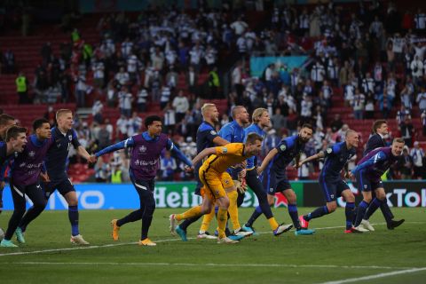 Οι παίκτες της Φινλανδίας πανηγυρίζουν τη νίκη κόντρα στη Δανία στο Euro 2020 στην παρθενική συμμετοχή της χώρας σε μεγάλη διοργάνωση