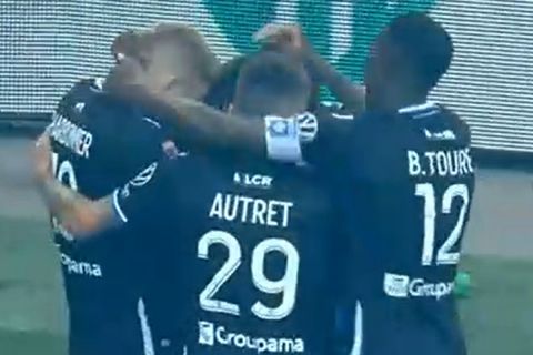 Οι παίκτες της Οσέρ πανηγυρίζουν το γκολ που σημείωσαν κόντρα στη Σεντ Ετιέν