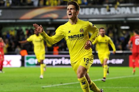 "VILLARREAL, SPAIN - APRIL 28:  Denis Suarez of Villarreal CF celebrates after Adrian Lopez scored their opening goal during the Europa League Semi Final first leg match between Villarreal CF and Liverpool at El Madrigal stadium on April 28, 2016 in Villarreal, Spain.  (Photo by Denis Doyle - UEFA/UEFA via Getty Images)"