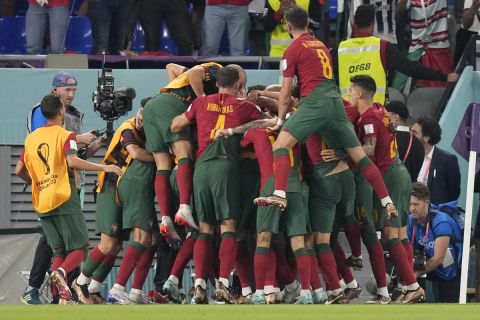 Οι παίκτες της Πορτογαλίας πανηγυρίζουν το γκολ του Κριστιάνο Ρονάλντο κόντρα στην Γκάνα