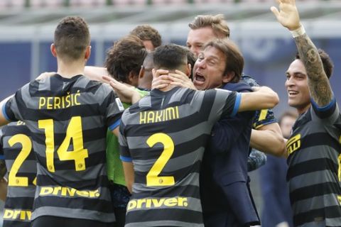 Inter Milan's head coach Antonio Conte and players celebrate after Matteo Darmian scored during the Serie A soccer match between Inter Milan and Hellas Verona, at the San Siro stadium in Milan, Italy, Sunday, April 25, 2021. (AP Photo/Antonio Calanni)