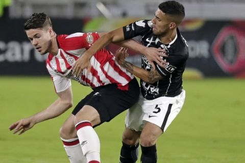 PSV Eindhoven's Marco Van Ginkel, left, and Corinthians' Gabriel battle for possession of the ball during the first half of a Florida Cup soccer match, Wednesday, Jan. 10, 2018, in Orlando, Fla. (AP Photo/John Raoux)