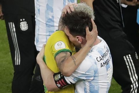 Η αγκαλιά του Νεϊμάρ με τον Μέσι μετά το τέλος του τελικού του Copa America