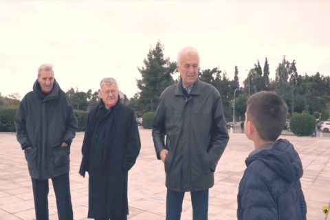 Ο μικρός Χρήστος με τους παίκτες της ΑΕΚ που πήραν το ευρωπαϊκό του 1968