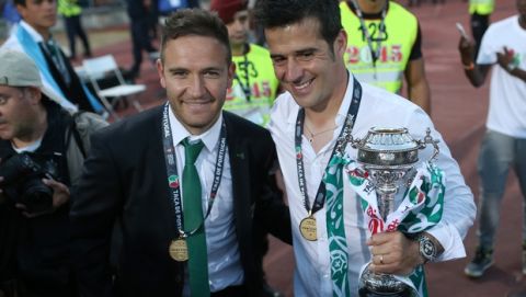 Sporting's head coach Marco Silva, right, and Diego Capel, from Spain, pose with their trophy after winning the Portugal Cup at the National stadium, in Oeiras, near Lisbon, Portugal, Sunday,  May 31, 2015. Sporting defeated Braga 3-1 in a penalty shootout after the game ended 2-2. (AP Photo/Francisco Seco)