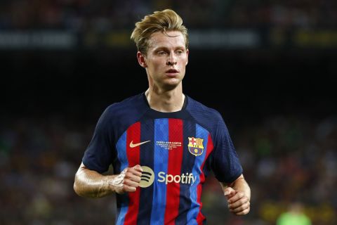 Barcelona's Frenkie De Jong in action during the Joan Gamper trophy soccer match between FC Barcelona and Pumas Unam at the Camp Nou Stadium in Barcelona, Spain, Sunday, Aug. 7, 2022. (AP Photo/Joan Monfort)