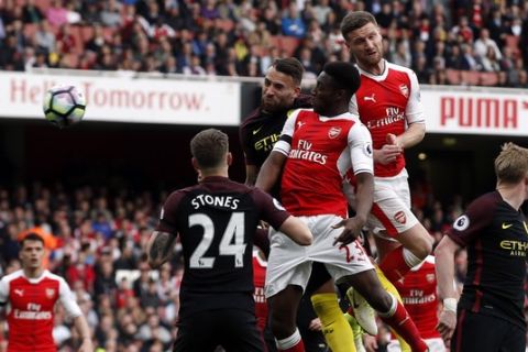 Arsenal's Shkodran Mustafi, 2nd right, scores his side's second goal during the English Premier League soccer match between Arsenal and Manchester City at the Emirates stadium in London, Sunday, April 2, 2017. (AP Photo/Alastair Grant)