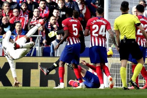 Real Madrid's Casemiro, left, scores the opening goal during a Spanish La Liga soccer match between Atletico Madrid and Real Madrid at the Metropolitano stadium in Madrid, Spain, Saturday, Feb. 9, 2019. (AP Photo/Manu Fernandez)