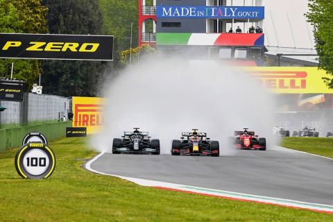 AUTODROMO INTERNAZIONALE ENZO E DINO FERRARI, ITALY - APRIL 18: lh and Max Verstappen, Red Bull Racing RB16B battle at the start of the race during the Emilia Romagna GP at Autodromo Internazionale Enzo e Dino Ferrari on Sunday April 18, 2021 in imola, Italy. (Photo by Mark Sutton / LAT Images)