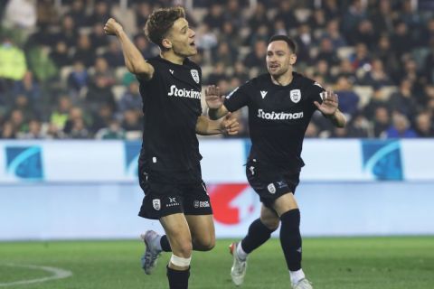 Κωνσταντέλιας και Ζίβκοβιτς πανηγυρίζουν ένα από τα γκολ του ΠΑΟΚ κόντρα στον Παναθηναϊκό