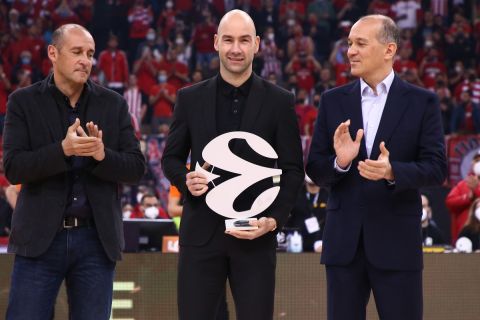 Ο Βασίλης Σπανούλης έγινε EuroLeague Legend με standing ovation από τους οπαδούς του Ολυμπιακού