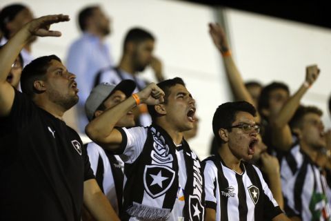 Φίλαθλοι της Μποταφόγκο σε αναμέτρηση στο Μπουένος Άιρες κόντρα στη Ντιφένσα Χουστίσια για το Copa Sudamericana
