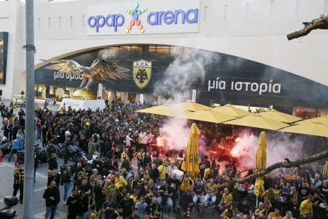 ΑΕΚ - ΠΑΟΚ: Χιλιάδες οπαδοί έξω από την OPAP Arena για τον τελικό του Κυπέλλου Ελλάδας Novibet