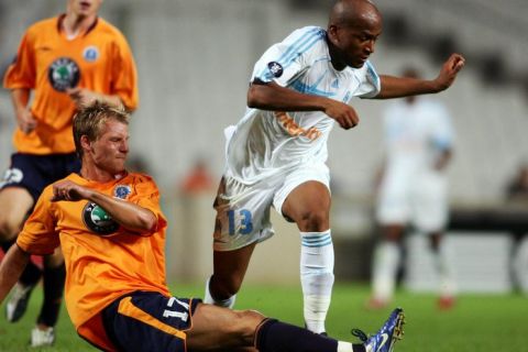 Toifilou Maoulida contre Jan Rajnoch - Marseille / Mlada Boleslav - UEFA - 14.09.2006 - Foot Football - OM - largeur action duel opposition tacle tacler