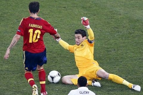 France goalkeeper Hugo Lloris, right, makes a save against Spain's Cesc Fabregas during the Euro 2012 soccer championship quarterfinal match between Spain and France in Donetsk, Ukraine, Saturday, June 23, 2012. (AP Photo/Vadim Ghirda) 
