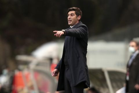 Ο Πάουλο Φονσέκα δίνει οδηγίες στους παίκτες της Ρόμα κατά τη διάρκεια αγώνα του Europa League απέναντι στην Μπράγκα | 18 Φεβρουαρίιου 2021