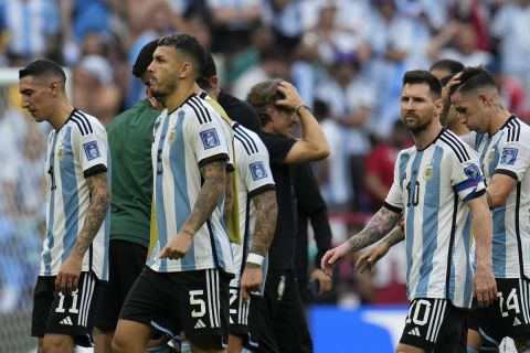 Οι παίκτες της Αργεντινής απογοητευμένοι μετά την ήττα από τη Σαουδική Αραβία