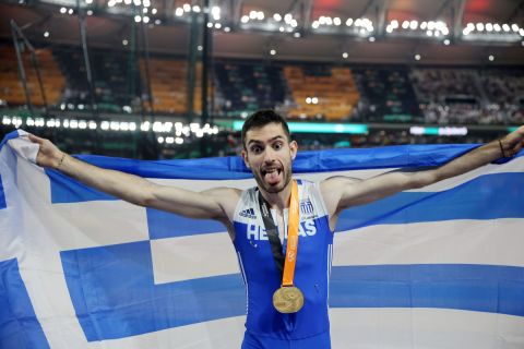 Ο Τεντόγλου φόρεσε το χρυσό μετάλλιο και τυλίχθηκε με την ελληνική σημαία