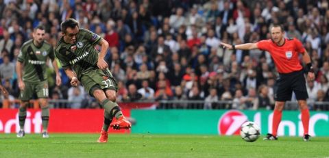 MADRID, SPAIN - OCTOBER 18: Miroslav Radovic of Legia Warszawa converts the penalty to score his team's first goal during the UEFA Champions League Group F match between Real Madrid CF and Legia Warszawa at Bernabeu on October 18, 2016 in Madrid, Spain.  (Photo by Denis Doyle/Getty Images)